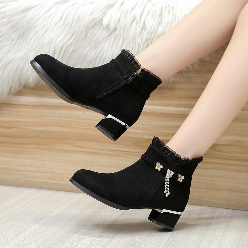 Модная женская обувь 2024 года, горячая распродажа, женские сапоги с боковой молнией, модные металлические украшения, современные сапоги для женщин, сексуальные туфли на каблуках с острым носком для женщин