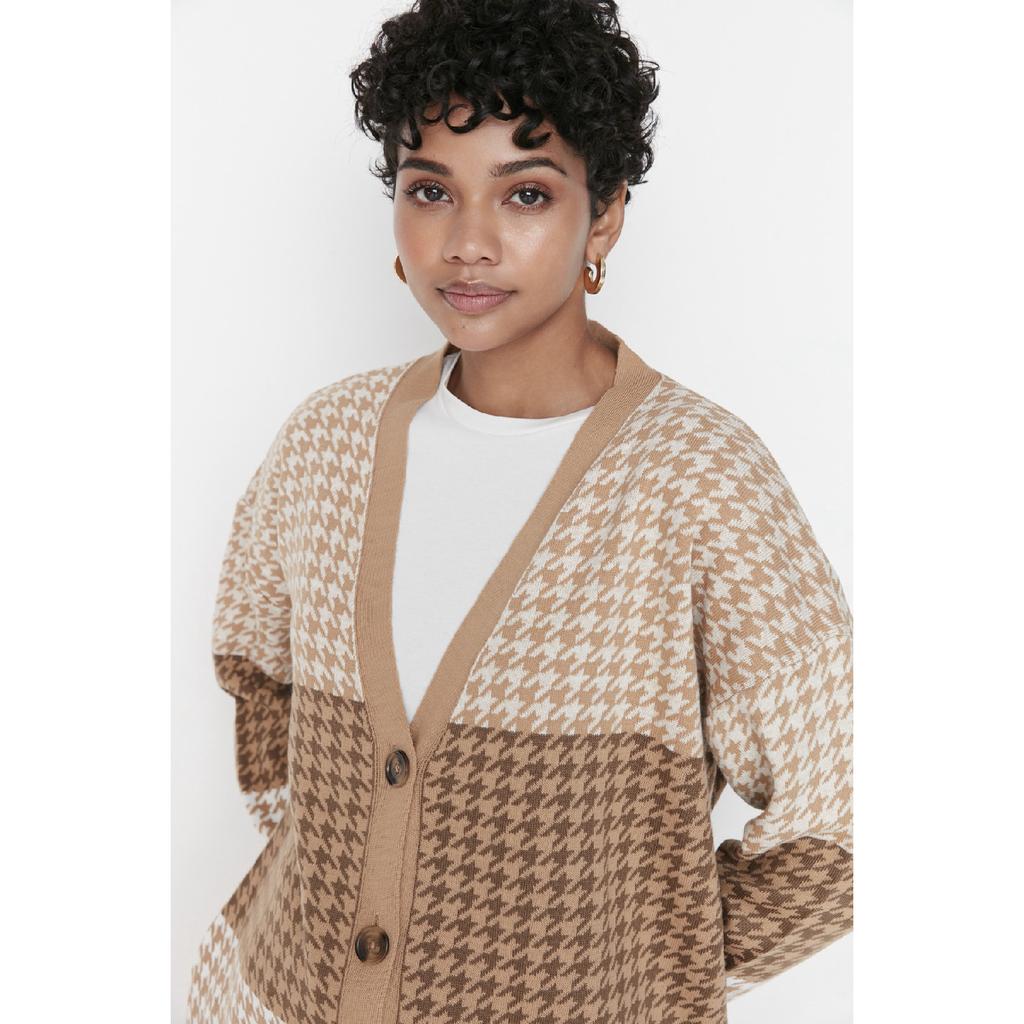 Camel Houndstooth Patterned V-neck Knitwear Cardigan Tctaw23hi00002
