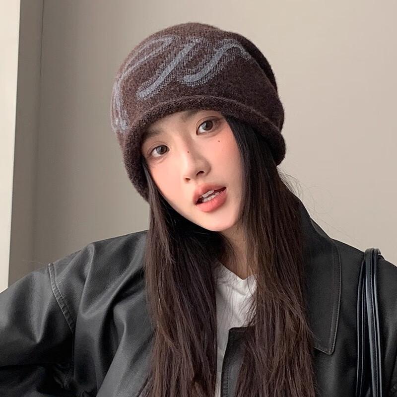 The spring and autumn are lazy and windy, with a big head and a big head, showing off the face, and the little cold hat girl