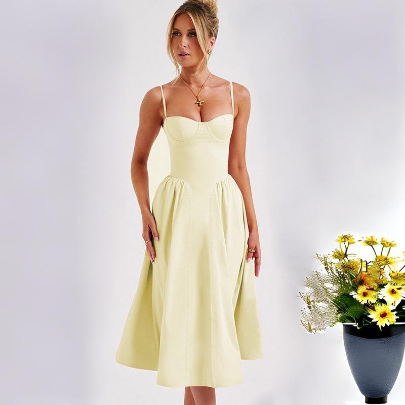 Женское платье с подтяжками и поясом на талии