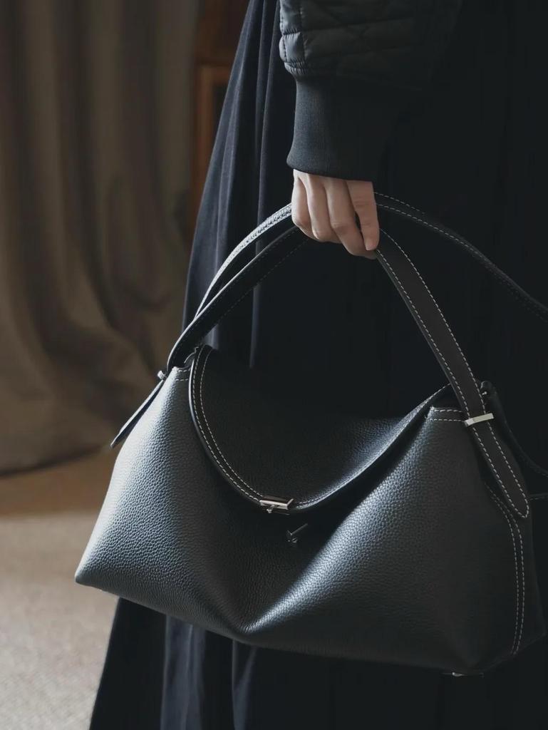 Luxury Swedish Cowhide Commuter Bag: High-Capacity Shoulder, Crossbody, or Underarm Handbag