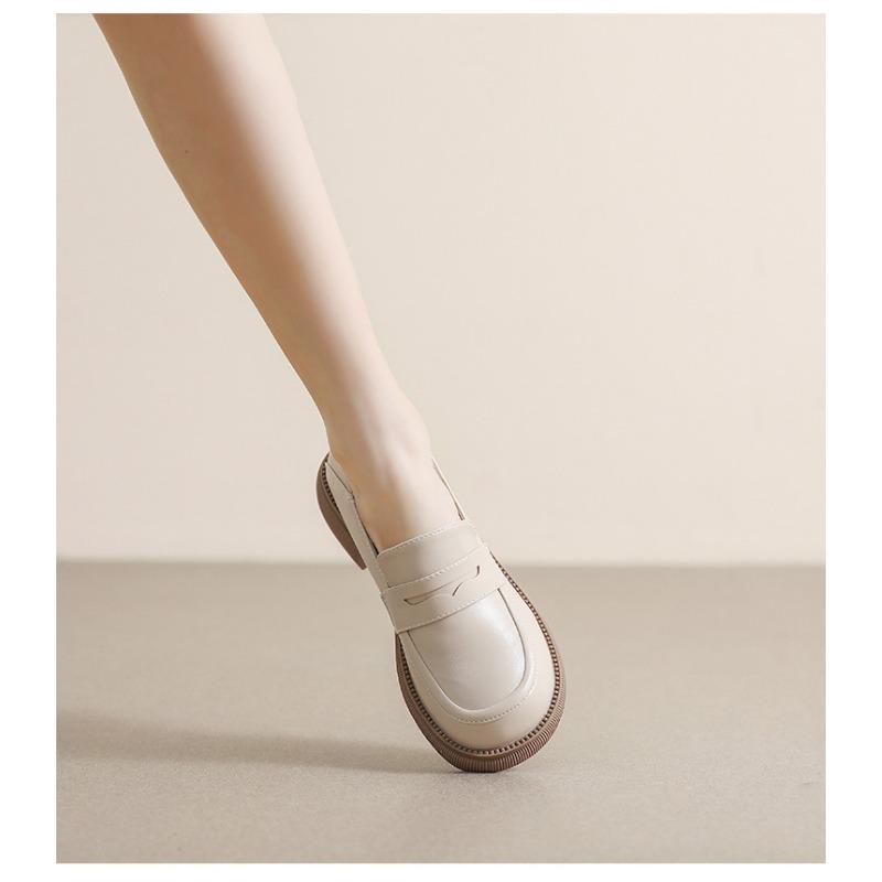 Женские туфли из кожи на толстом каблуке и мягкой подошве.