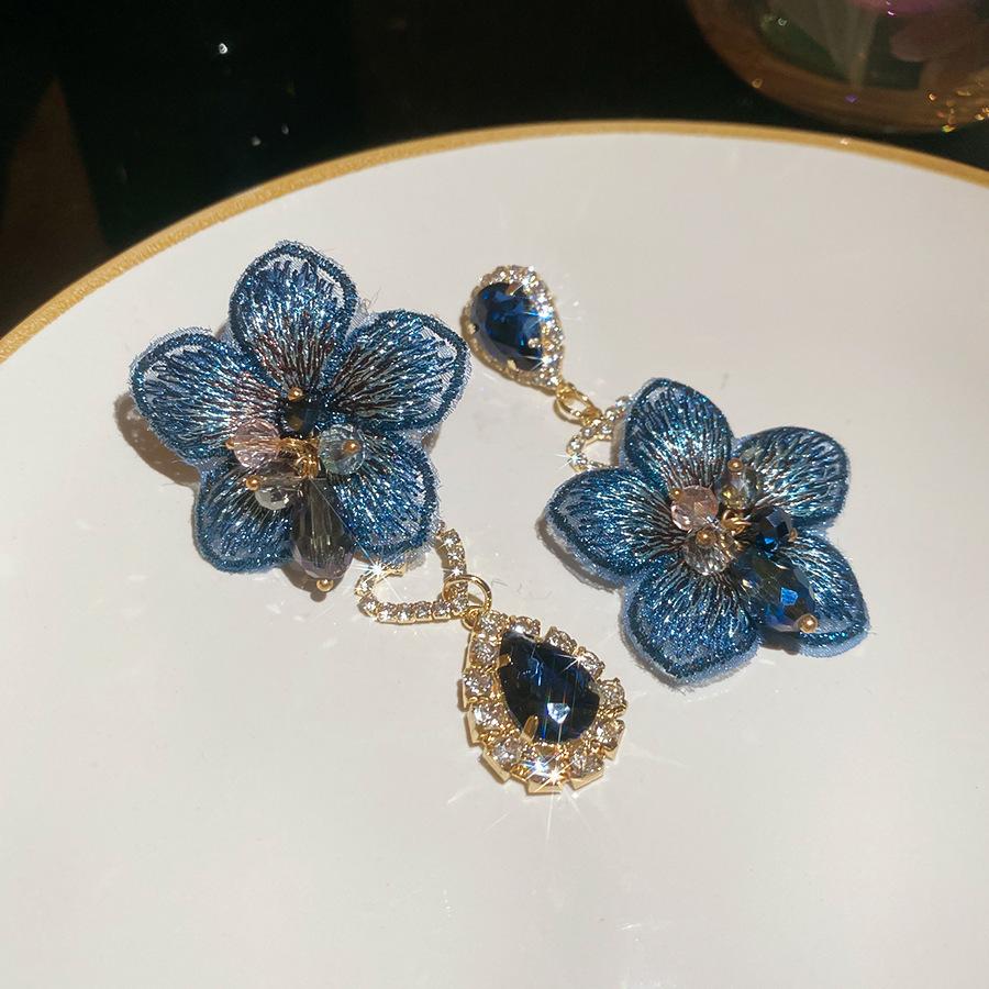 Серьги-гвоздики из ткани в виде цветка «Серебряная игла» со стеклянной бахромой, средние, с антикварным темпераментом, дизайнерские, нишевые