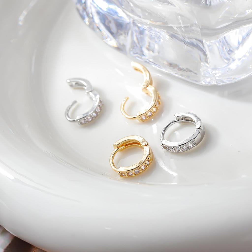 Минималистичные геометрические серьги-кольца с цирконами: Японско-корейская модная каффа и гвоздики для ушей
