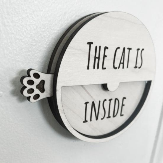 Магнитный знак-напоминание о питомце. Кошка внутри, снаружи. Деревянный знак, переключаемый.