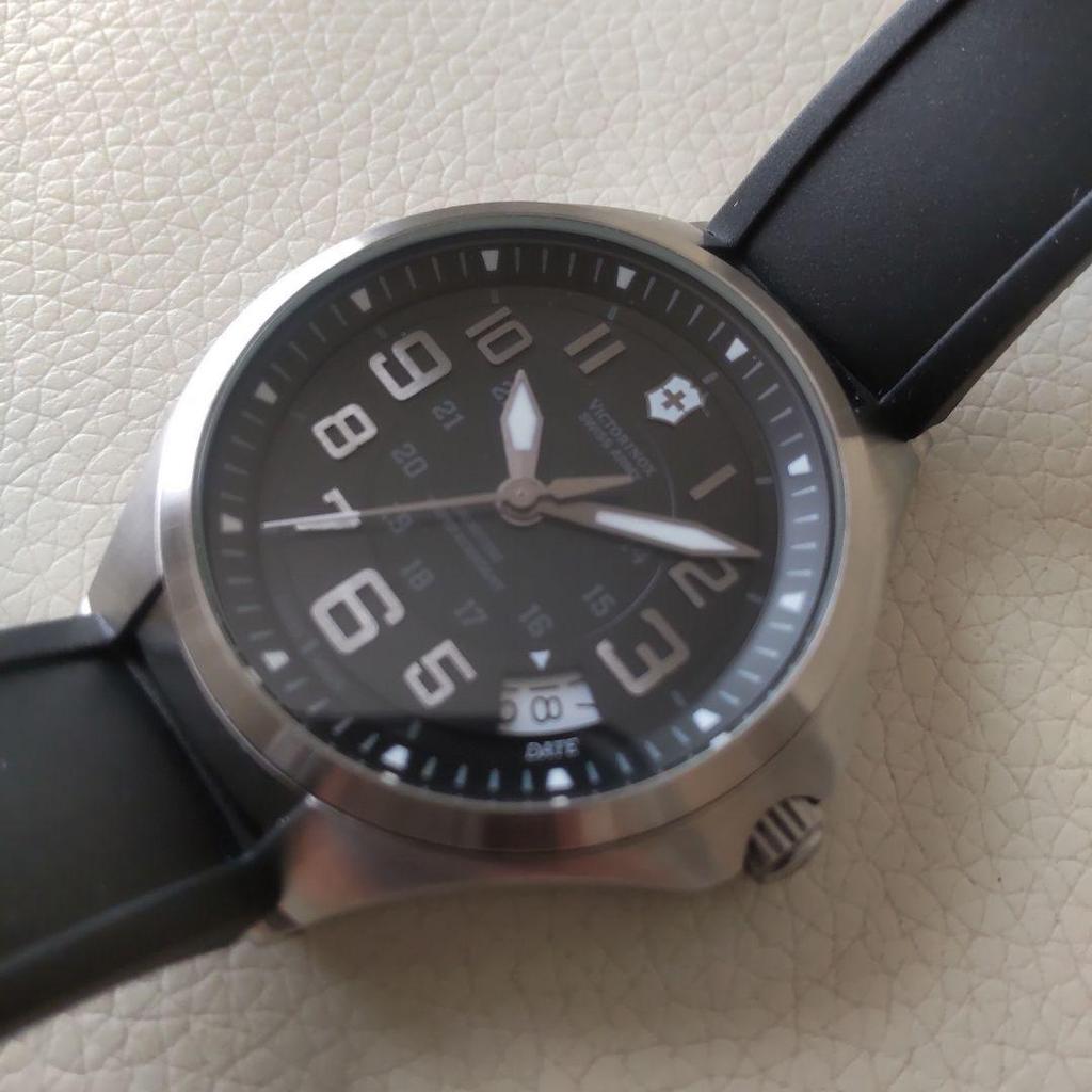 Подержанные кварцевые часы VICTORINOX Base Camp (Неиспользованный)