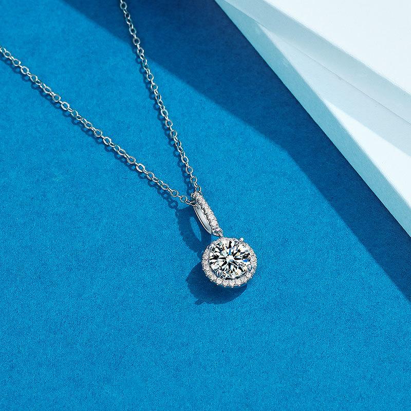 Women's Luxury Round Disc Collarbone Necklace PT950 Platinum 2Ct Moissanite - Collarbone-fitting, neck-lengthening, noble aura