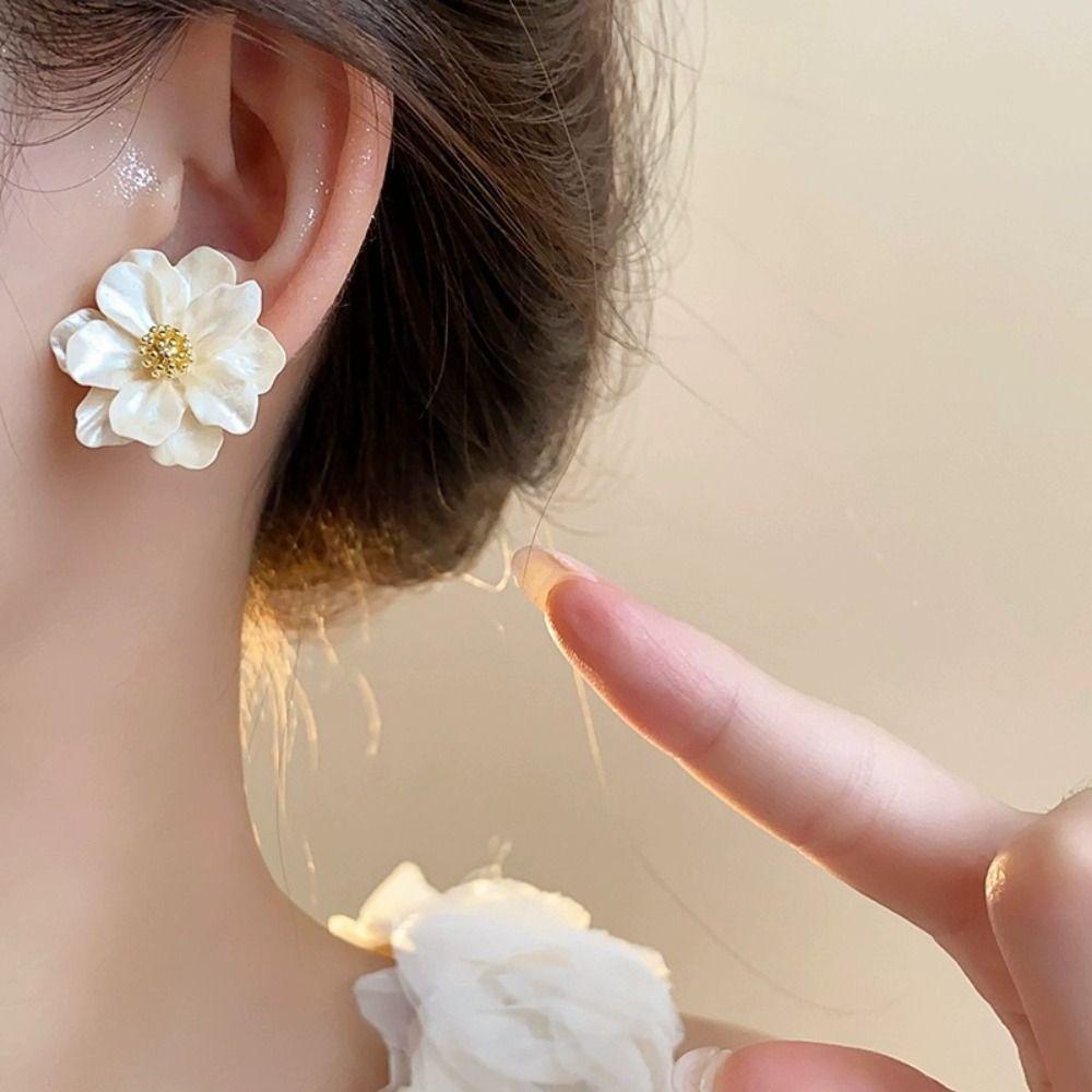 Exquisite Flower Earrings Irregular Petals Stud Fashion Petals Earrings Women