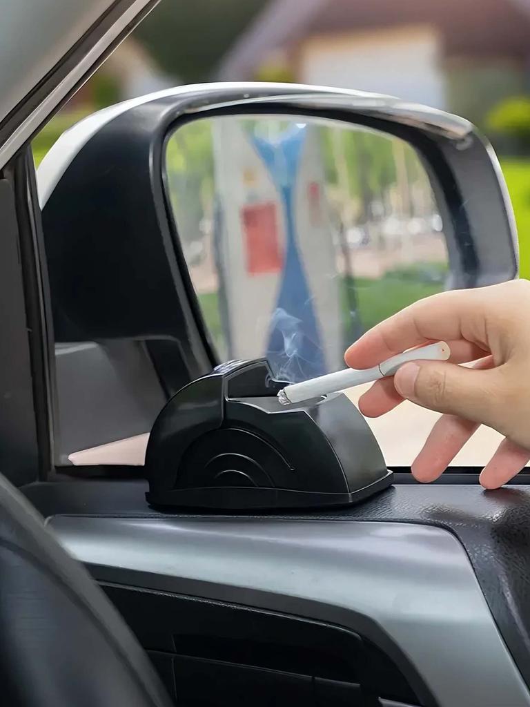 Автомобильная пепельница: Он удобно хранит пепел и оснащен открывающейся крышкой для предотвращения разлета пепла.