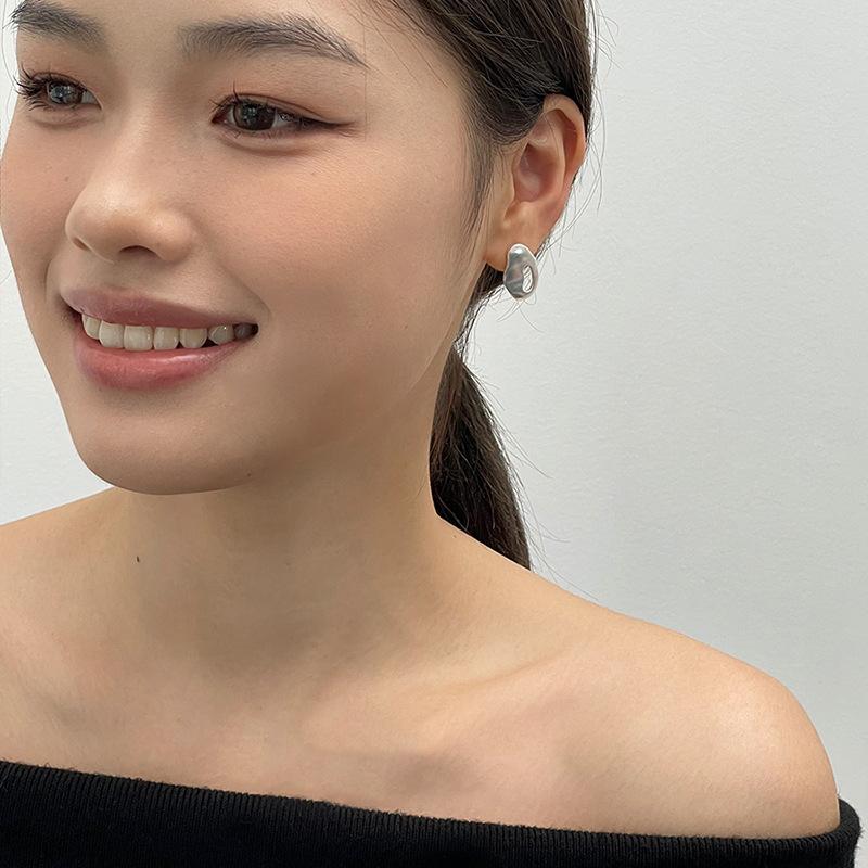 Женские серьги Легкая роскошь Полые овальные серьги Женские Простой нишевый дизайн Серьги-капельки с чувством зрелости Для отправки подругам Серьги
