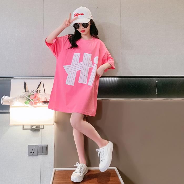 Летнее стильное платье-футболка средней длины с короткими рукавами для девочек 2023 года для детей старшего возраста