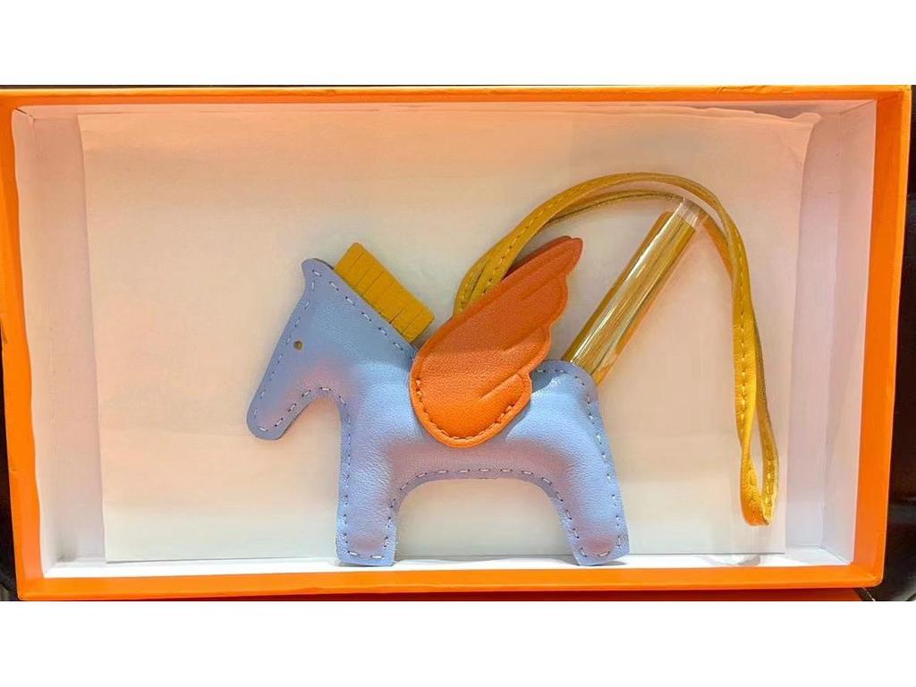 Подвеска для сумки-лошадки из натуральной кожи с отделкой из овчины и крокодила, сшитой вручную