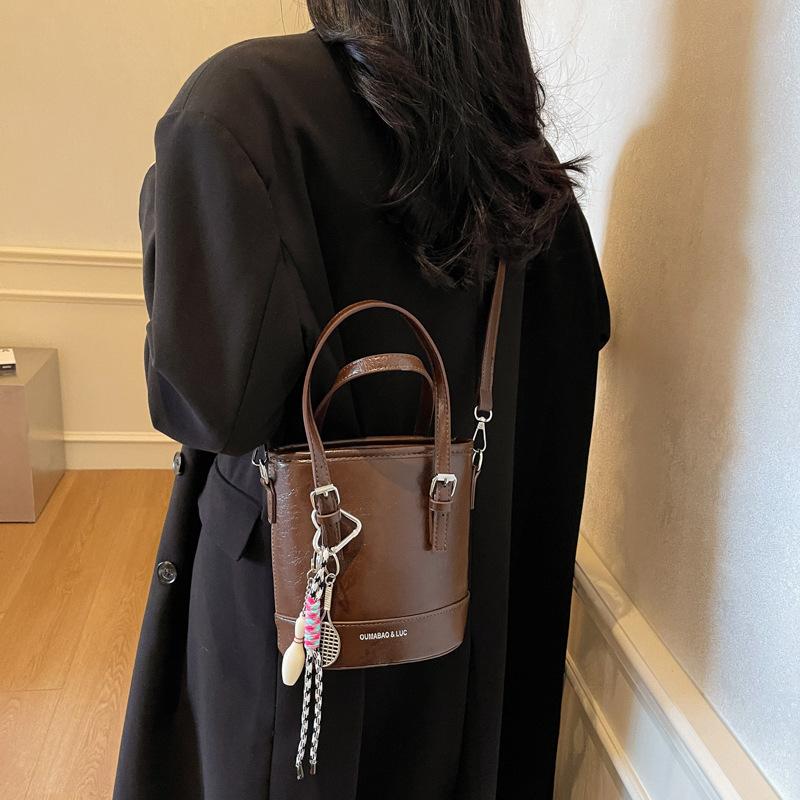 Retro Fashion Bucket Bag Women'S Winter Shoulder Oblique Span Bag Niche Casual Underarm Bag
