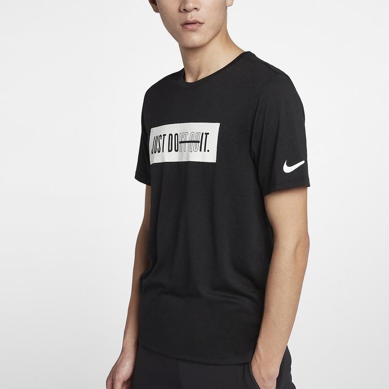 Nike Круглый вырез, стандартный крой, однотонная вышитая эмблема, короткий рукав, футболка для мужчин, черная 923543-010