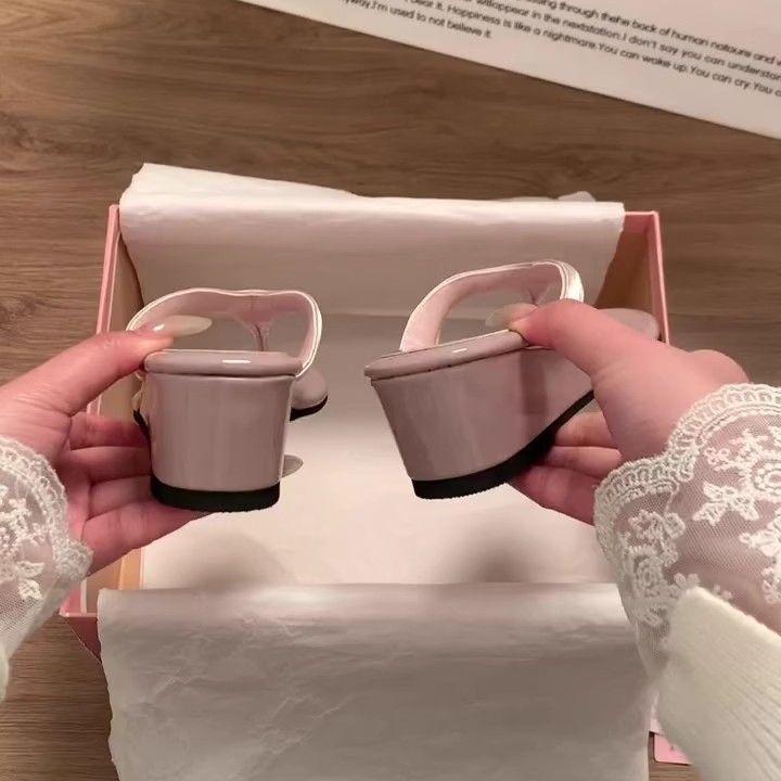 Французский скошенный каблук, щиплющие ногу, крутые тапочки, женская высококлассная уличная обувь, новинка 2025, шлепанцы в сказочном стиле, летняя юбка