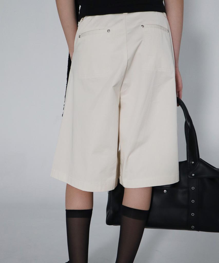 CHICKS Double-Tuck Wide Bermuda Pants Ivory