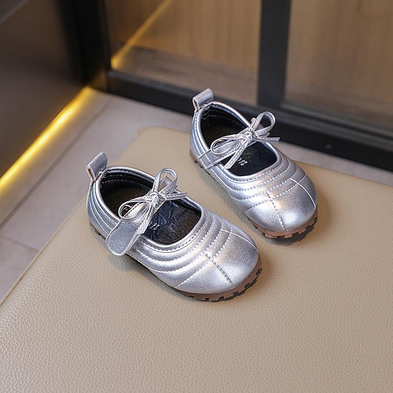 Кожаная обувь для девочек 2025 весна и осень новая детская обувь туфли принцессы для маленькой девочки туфли Doudou на мягкой подошве детская одинарная обувь тренд