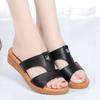 Мягкие кожаные сандалии для мамы женские летние на низком каблуке 2025 новые летние сандалии на плоской подошве с мягкой подошвой на танкетке обувь для женщин среднего и пожилого возраста