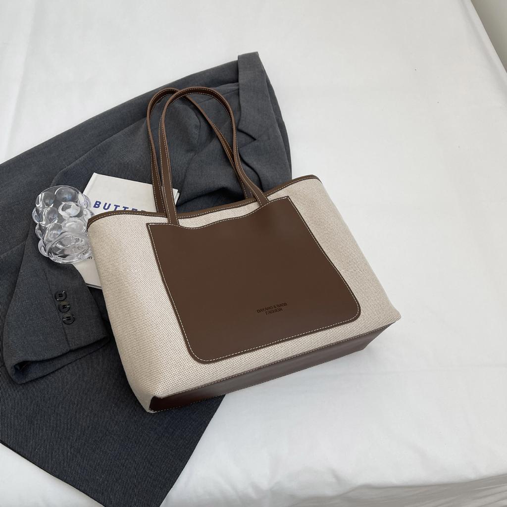 Холщовая сумка большой вместимости для женщин. Новинка 2024 года, осенне-зимняя повседневная универсальная текстурированная сумка через плечо для классных поездок на работу.