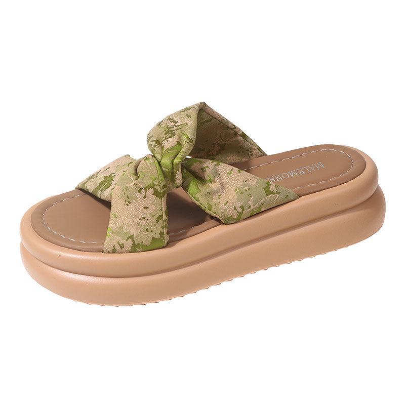 Крутые тапочки женские летние 2025 новые высококлассные с юбкой на платформе пляжные сандалии модные для беременных женщин на одной перемычке