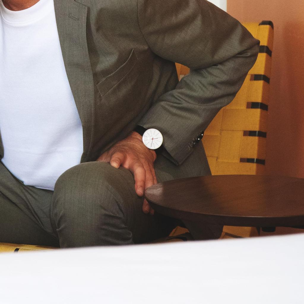 ARNE JACOBSEN Часы 40 мм Скандинавский дизайн Повседневная жизнь Водонепроницаемый дизайн без секундной стрелки BANKERS Белый Черный Кожа (Тихая Рука) 53102-2001