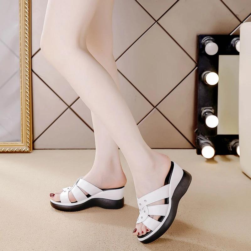 Модные женские тапочки на танкетке, босоножки на платформе, летние женские мюли, пляжные туфли с толстой подошвой, нескользящие, сплошные, Чау