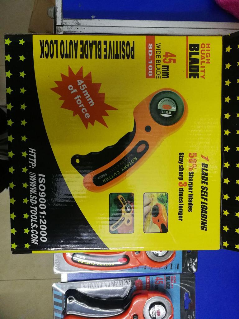 45-миллиметровый ротационный нож для резки ткани и кожи с ручкой