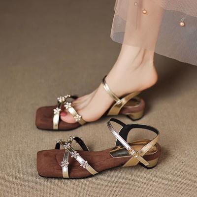 Новые маленькие сандалии 2025 года для летней уличной носки, ощущение ходьбы по говну, низкий каблук, мягкие подошвы, впитывающие пот, не утомляют ноги, тонкие ремешки