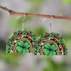 Улица. Деревянные серьги с подвеской в виде зеленого котенка и клевера ко Дню Святого Патрика