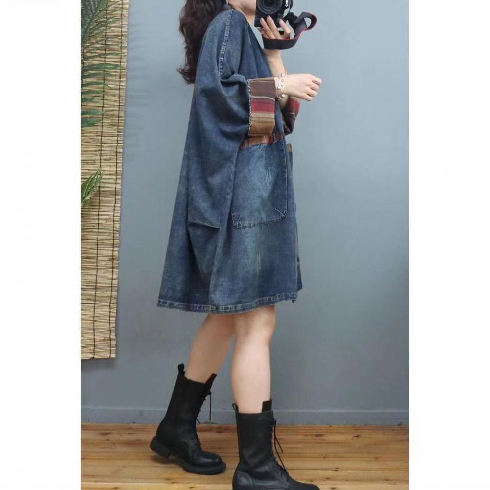 Женская джинсовая куртка-ветровка средней длины с V-образным вырезом и карманами - осенняя свободного кроя однотонная