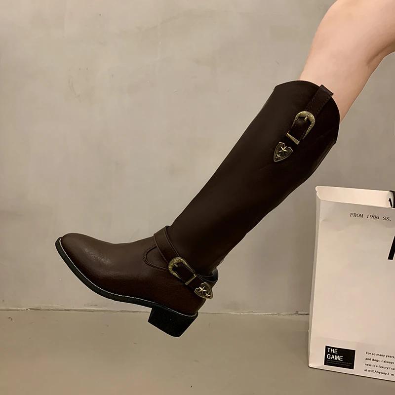 Акция на женскую обувь 2024 года, высококачественные женские ботинки, зимние, с пряжкой, острым носком, однотонные, высокие, на толстом каблуке, рыцарские ботинки