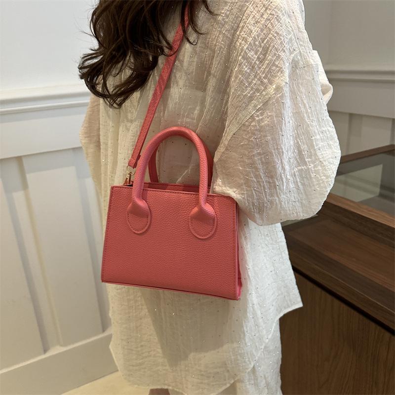 2024 повседневная однотонная модная текстура линии, новая модная дорожная сумка большой вместимости, новая портативная сумка через плечо, маленькая квадратная сумка