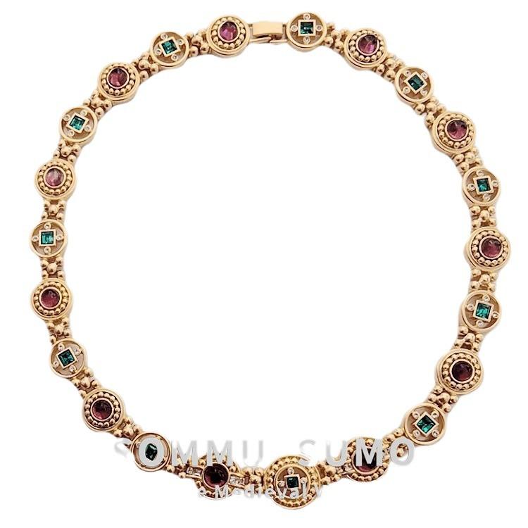 Это ажурное ожерелье из цветной эмалированной латуни в придворном стиле, дополненное чокером, идеально подходит для вечеринок, праздников и других особых случаев.