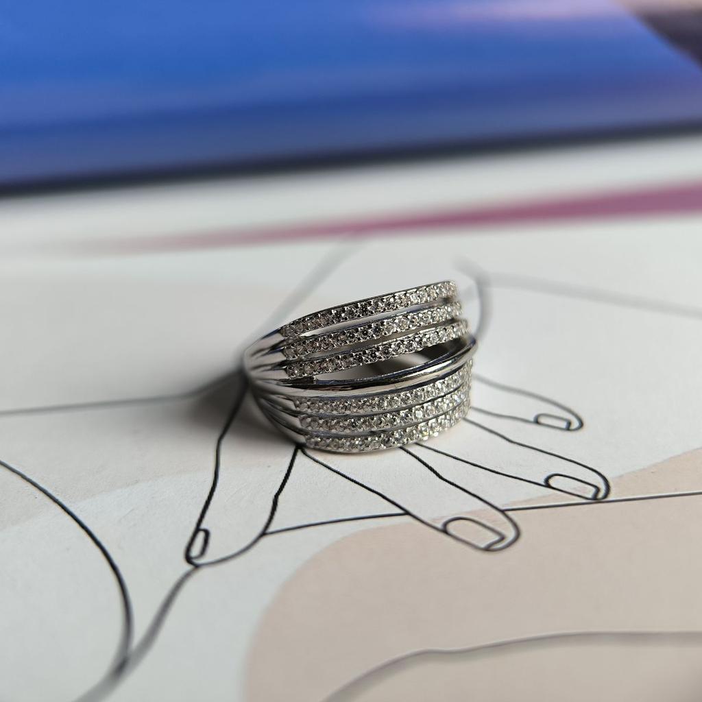 Серебряное кольцо с фианитами, вес изделия 4,89 гр (2187165)