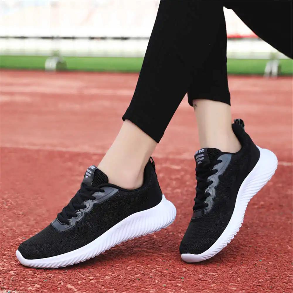 Модные легкие мягкие женские кроссовки дизайнер 2024 теннисные весенние туфли размер 34 кроссовки женские 43 спортивные повседневные портативные удобные YDX2