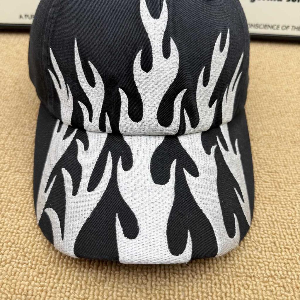 Personalized flame embroidery baseball cap soft top design black card two-color cap men's and women's street style couple sun hat