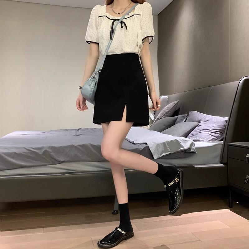 Весна/Лето 2023 Черная юбка А-силуэта с высокой талией и разрезом - Облегающий крой для женщин