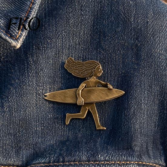 Surfing Brooch Pin, Versatile Surfer Girl Design Lapel Retro Distressed Stable Pin Compact Buckle for Suits Dresses Denim Jackets Canvas Bags