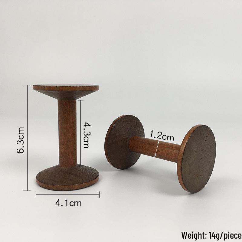 Ретро деревянная катушка: Ностальгический ручной органайзер для ниток для вышивки крестом и рукоделия.