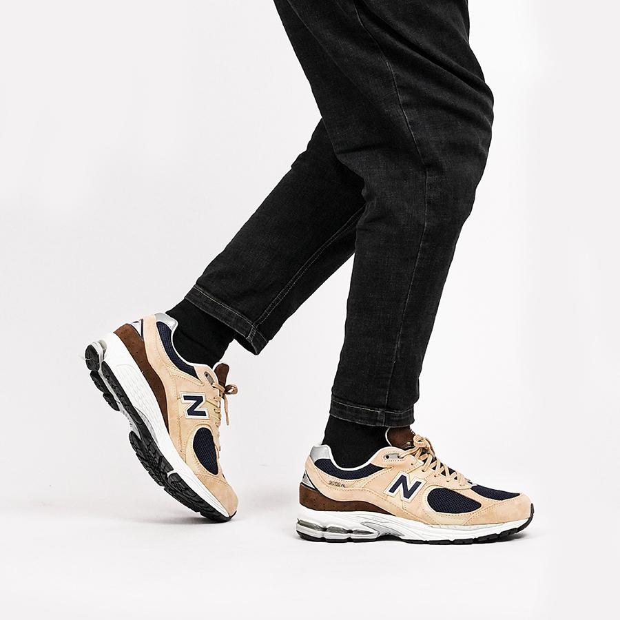 New Balance 2002R Бежевые темно-синие кроссовки унисекс Коричневые ML2002R5