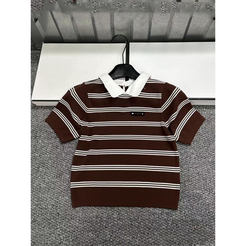 Полосатый трикотажный топ с коротким рукавом и воротником из перламутра в стиле Miu Style Black Label - Коллекция Весна/Лето 2026