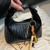 Нишевая сумка с плетеным узором, женская новая высокоценная сумка на одно плечо, портативная сумка под мышкой, сумка кроссбоди для通勤, женская