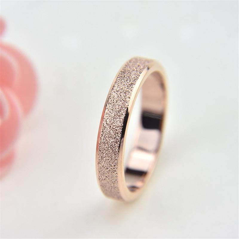 Женское простое пескоструйное обручальное кольцо из титановой стали с полированными краями