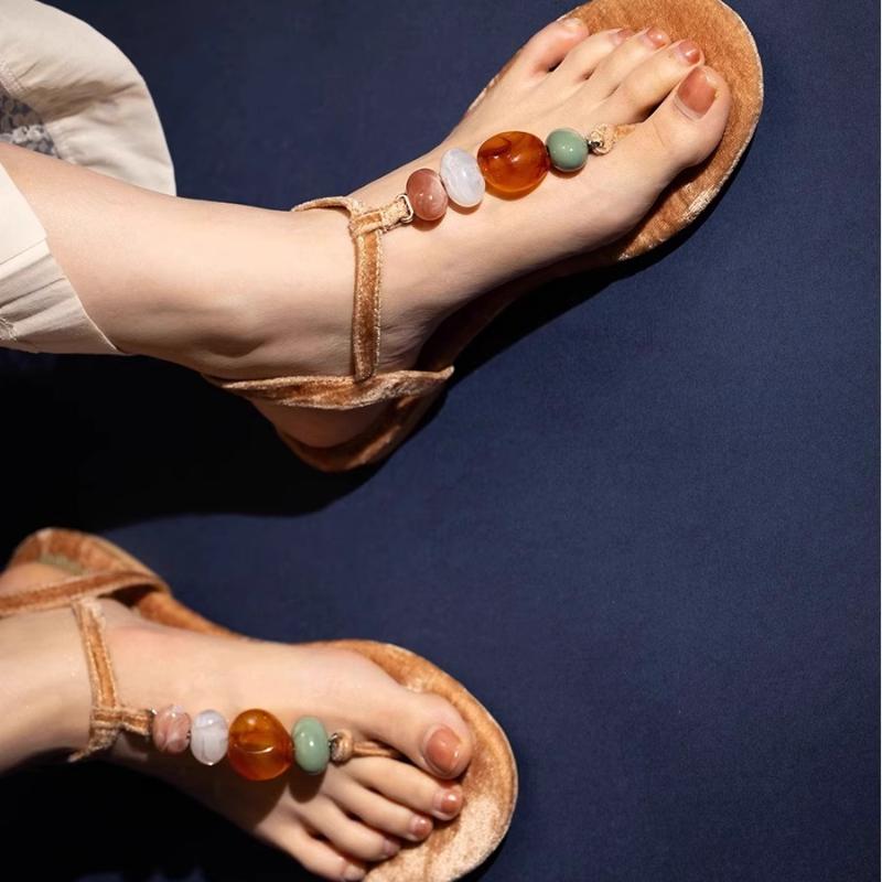 Босоножки на плоской подошве с ремешком на щиколотке, украшенные разноцветными бусинами, с перемычкой между пальцев, Т-образным ремешком, мелкой посадкой, женская модная обувь 2025, летняя отпускная