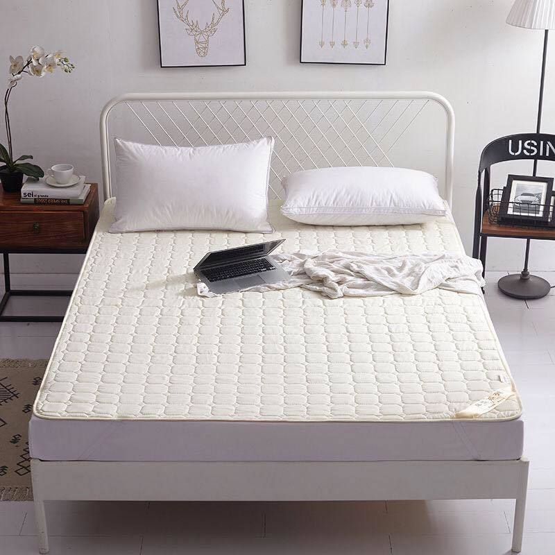 Простыни Four Seasons, двойные матрасы размера «queen-size», нескользящие защитные накладки, которые можно стирать в машине.