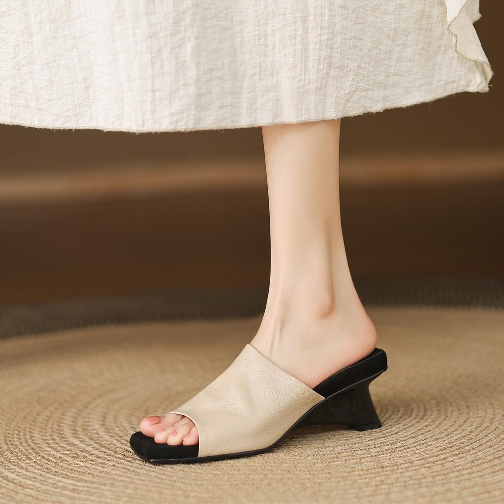 Французские мягкие однословные крутые тапочки для женщин для ношения 2025 лето новые сандалии с открытым носком и рыбьим ртом