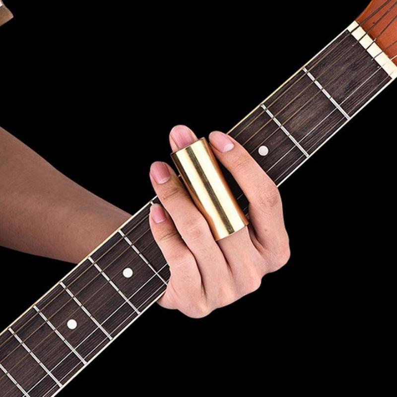 Металлическая насадка на палец для получения дополнительных эффектов при игре на гитаре