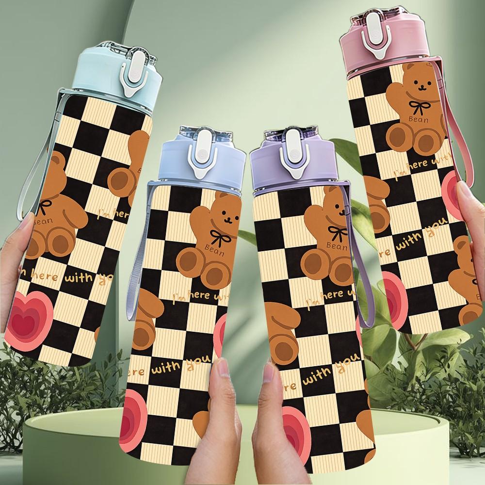 1PC Bear Checkerboard Heart Pattern Print 750ml Color Plastic Sports Water Bottle Leakproof Flip Straw Lid Suitable for Sports Office Home Use