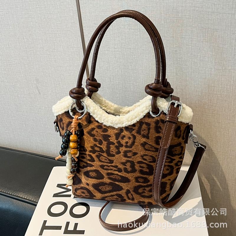 Винтажная матовая коричневая маленькая сумка Maillard женская 2025 новая осенне-зимняя универсальная сумка-мессенджер портативная сумка-ведро