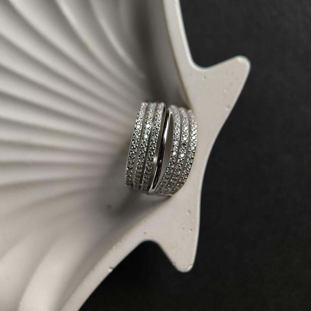 Серебряное кольцо с фианитами, вес изделия 4,89 гр (2187165)